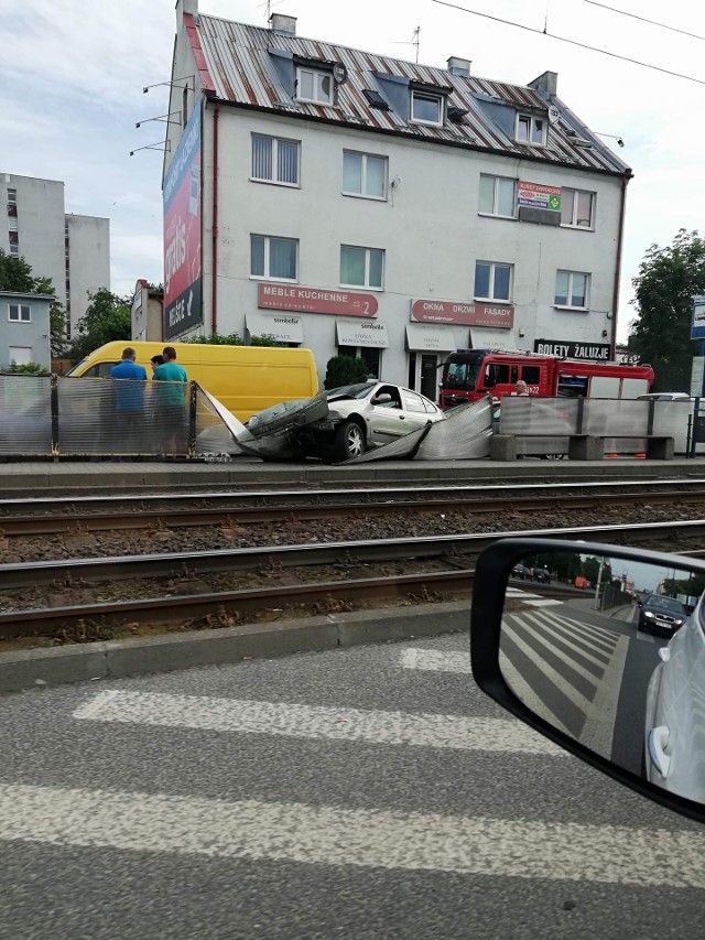 Do bydgoskich strażaków wezwanie wpłynęło o 7.34.Na ul. Jagiellońskiej – na wysokości sklepu Komfort – na pasie w kierunku centrum miasta zderzyły się trzy samochody: Renault Megane,Toyota Corolla i Honda Civic, w wyniku czego jeden z tych pojazdów wjechał na przystanek tramwajowy.Jak wstępnie przekazała nam policja, honda najechała na tył renault, które w wyniku tego uderzyło w  toyotę i barierki przystanku tramwajowego. Kierowca renault został przewieziony do szpitala. Flesz - wypadki drogowe. Jak udzielić pierwszej pomocy?