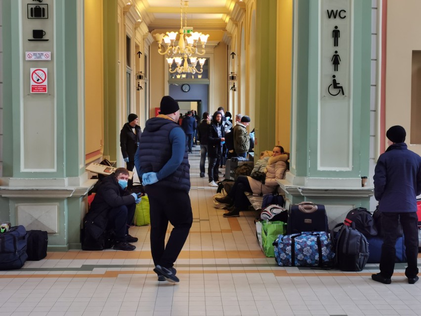 Dworzec PKP w Przemyślu czasowo odcięty od świata. Trwa ewakuacja Ukraińców. Teren zabezpiecza policja i straż miejska [ZDJĘCIA]