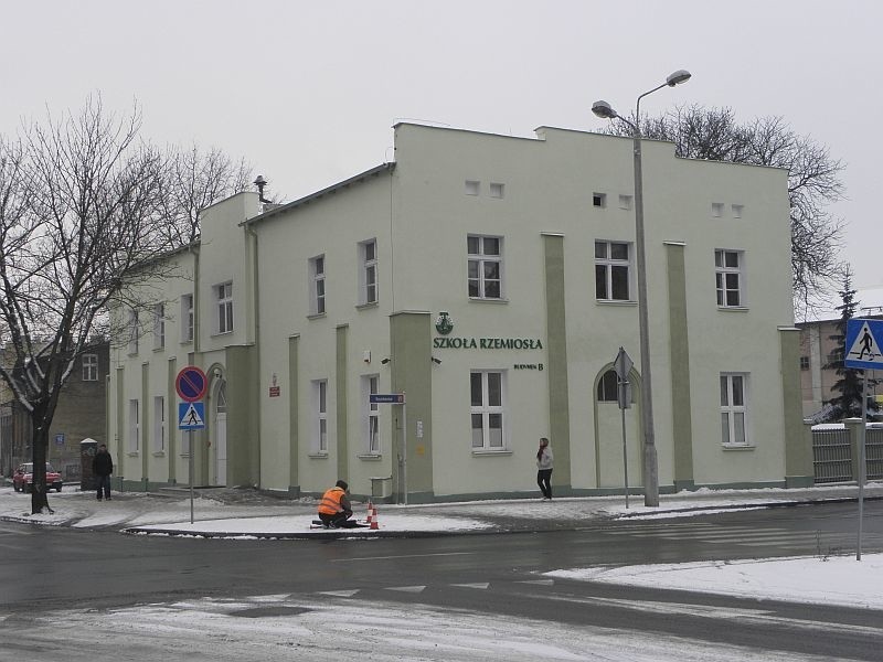 Budynek stoi u zbiegu ulic Poznańskiej i Świętokrzyskiej....