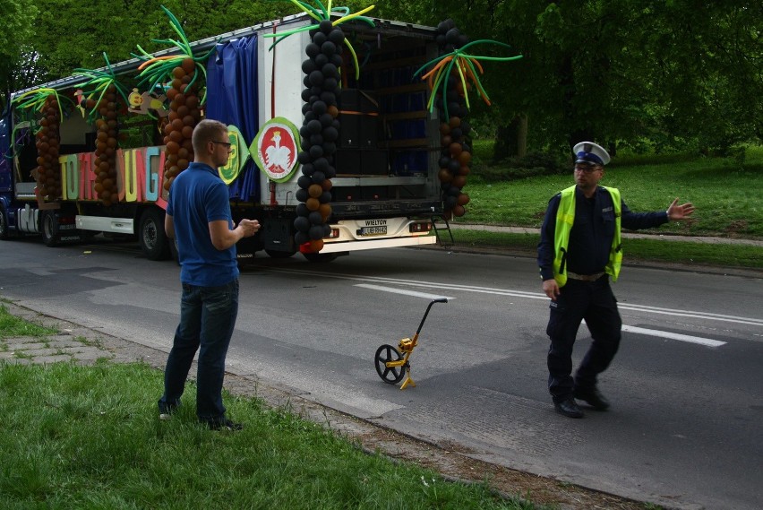 Korowód studencki w Lublinie. Studentka spadła z platformy 