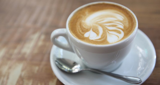 Tak przygotujesz kawę flat white. Podajemy prosty przepis. To napój uwielbiany na całym świecie, który możesz śmiało pić na diecie! Przepis podajemy na kolejnych slajdach naszej galerii >>>