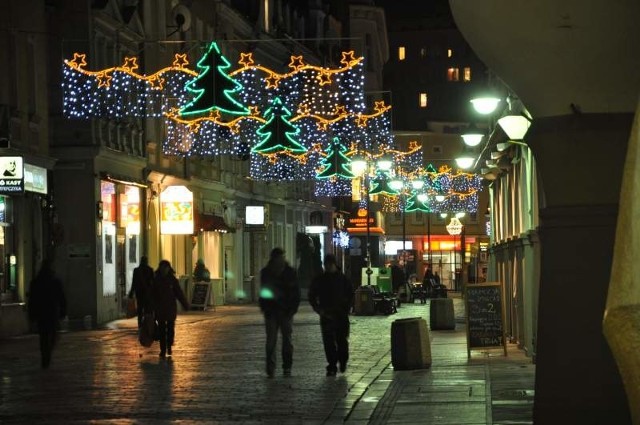 Tak wyglądała ubiegłoroczna świąteczna iluminacja opolskiego Rynku. W 2012 roku światełek nie przybędzie.