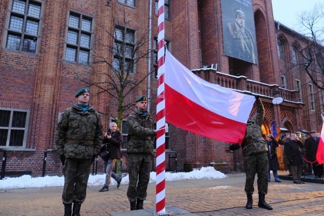 18 stycznia w Toruniu, odbyły się uroczystości związane z 98. rocznicą powrotu Torunia do wolnej Polski. Z tej okazji przygotowano u nas w mieście szereg atrakcji i wydarzeń. Obchody rozpoczęły się o godz. 9. złożeniem kwiatów na grobie Ottona Steinborna na cmentarzu przy ul. Gałczyńskiego oraz złożeniem kwiatów pod pomnikiem Stefana Łaszewskiego przy Collegium Maius.O godz. 15. złożono kwiaty przy pomniku gen. Józefa Hallera, skąd ruszył przemarsz na Rynek Staromiejski, a tam o godz. 16:00  rozpoczęła się główna uroczystość. W programie tradycyjne znalazły się: meldunek wojskowy, odegranie hymnu oraz podniesienie flagi państwowej, przemówienie Prezydenta Miasta Torunia a także salut honorowy z armatki Bractwa Kurkowego.Świętowano także w Szkole Podstawowej nr 31, której patronem jest gen. Józef Haller. 18 stycznia rozbrzmiewały tam patriotyczne pieśni. Uczniowie zaśpiewali m. in. utwory ze śpiewnika Legionów Polskich. Ponadto, aby uczcić rocznicowe wydarzenia, delegacja uczniów wraz z dyrekcją także złożyła kwiaty pod pomnikiem Józefa Hallera. Polecamy: Żołnierze gen. Hallera na rekonwalescencji w Grębocinie [Zdjęcia] NowosciTorun 