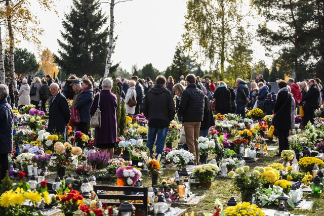 Co roku w Dniu Wszystkich Świętych bydgoskie cmentarze odwiedzają tłumy.