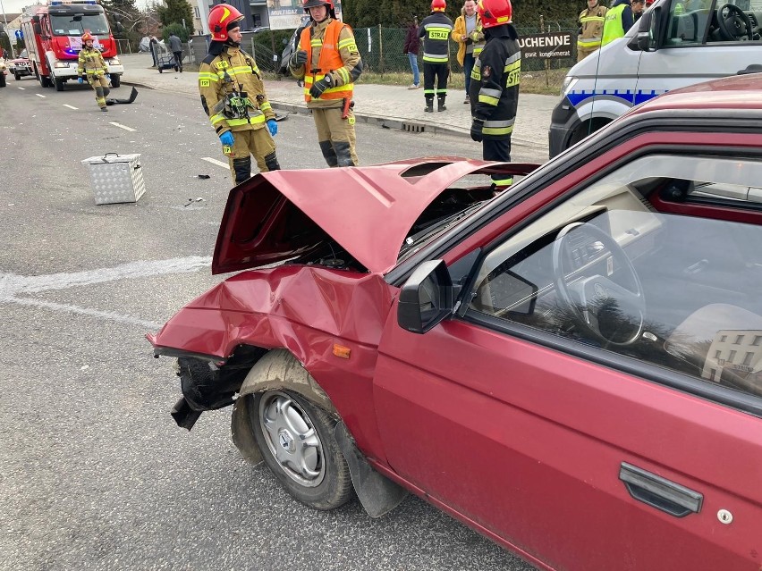 Na ulicy Krakowskiej zderzyły się czołowo skoda favorit i...