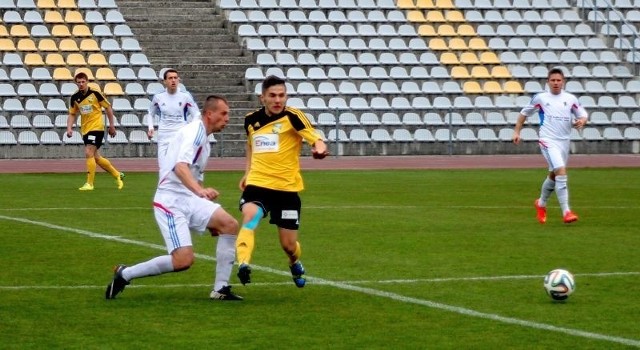Piłkarze Energii (żółte stroje) zagrają jesienią w 3 lidze