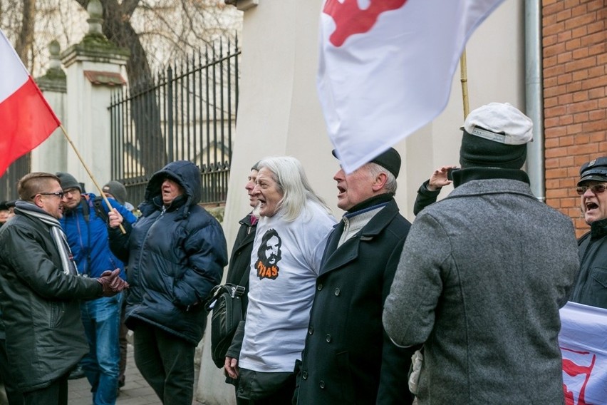 Manifestacja środowisk mundurowych w Krakowie [ZDJĘCIA, WIDEO]