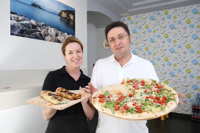 Anna Krzysiek i Teo Fabozzi poznali się we włoskim miasteczku Monte di Procidia. Po 20 latach wrócili w rodzinne strony pani Ani i otworzyli pizzerię przy ulicy Wesołej 23.