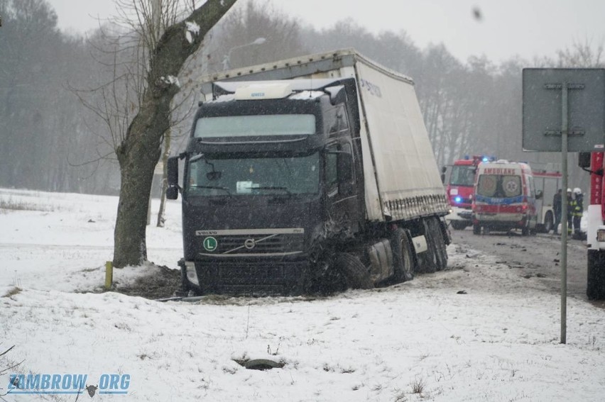 Zbrzeźnica. Wypadek zablokował DK63. Ciężarówka zderzyła się z osobówką. Nie żyje mężczyzna [ZDJĘCIA]