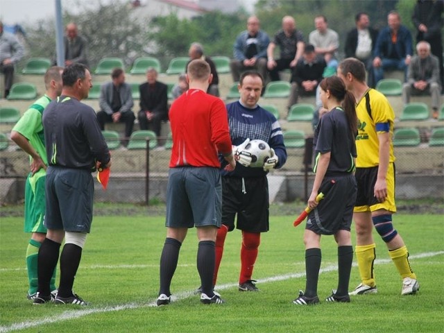 KS Przybyszówka - Mrowlanka MrowlaPrzybyszówce (na zielono) i Mrowli szyki popsula pogoda. Zagrali tylko 33 minuty (0-0) po czym zgonieni z boiska przez burze nie zdolali dokonczyc meczu.