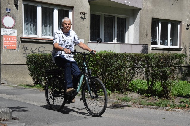 Krzysztof Sumera na swoim rowerze elektrycznym. Bielszczanin zachęca innych seniorów do ruszenia w trasę 