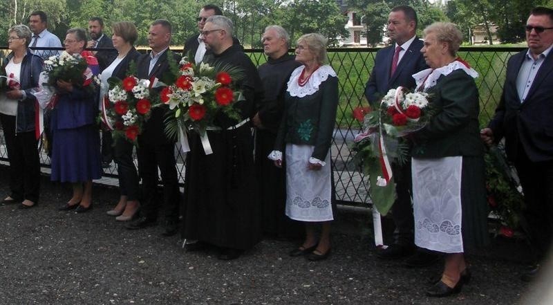 Brzeszcze Bór. Pamiętają o ofiarach karnej kompanii kobiet byłego niemieckiego obozu Auschwitz-Birkenau [ZDJĘCIA]