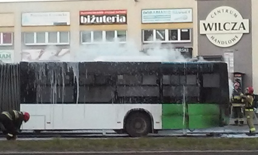 Pożar autobusu na ul. Przyjaciół Żołnierza w Szczecinie. Tworzyły się korki. Zobaczcie wideo z pożaru 