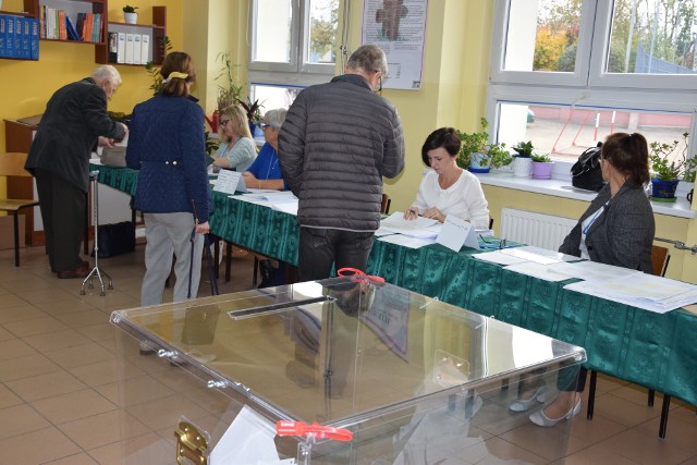 Na zdjęciu głosują mieszkańcy Żnina