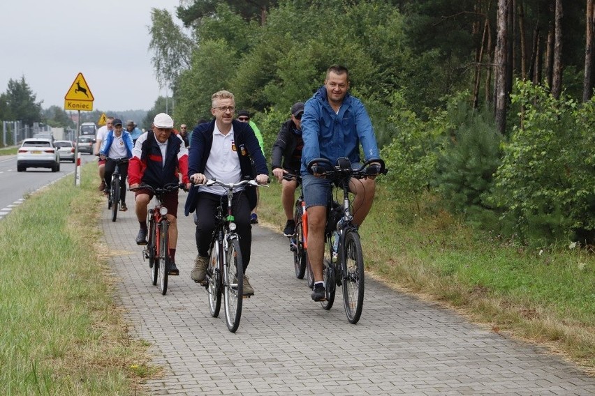 Jadąc na rowerach przez powiat konecki odkłamywali prawdziwą historii Narodowych Sił Zbrojnych. Zobacz zdjęcia 