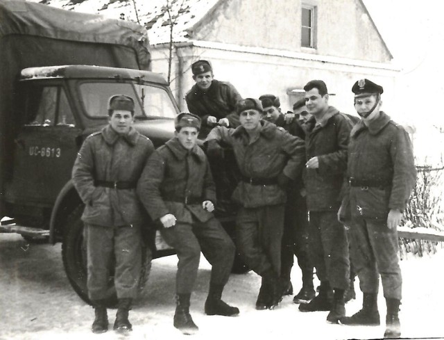 Dwuipółtonowy Lublin 51 woził zaopatrzenie w stacji radiolokacyjnej w Kruklankach koło Giżycka. Pierwszy z lewej - starszy szeregowiec Marian Butwiłowski