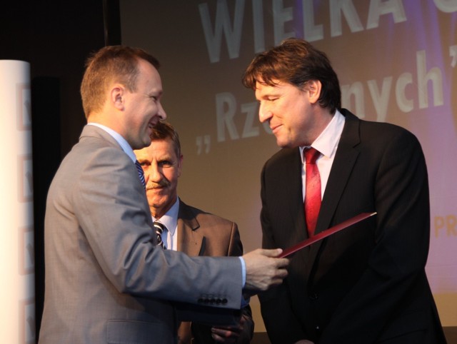 Wójt Klwowa Piotr Papis (z lewej) odebrał w Warszawie nagrodę przyznaną dla gminy za rzetelne podejście do biznesu.