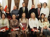 Łódź. Wręczenie aktów nadania obywatelstwa polskiego w Łódzkim. 19 osób otrzymało polskie obywatelstwo