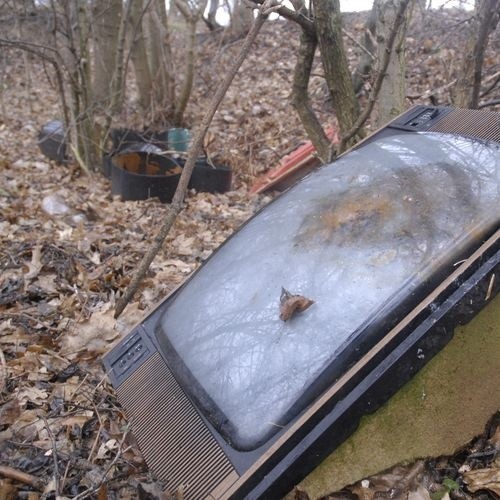 Dzikie wysypisko śmieci przy ul. Gdańskiej w Słupsku.
