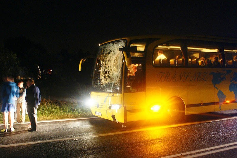 W wyniku wymuszenia kierowca autokaru gwałtownie zahamował i...