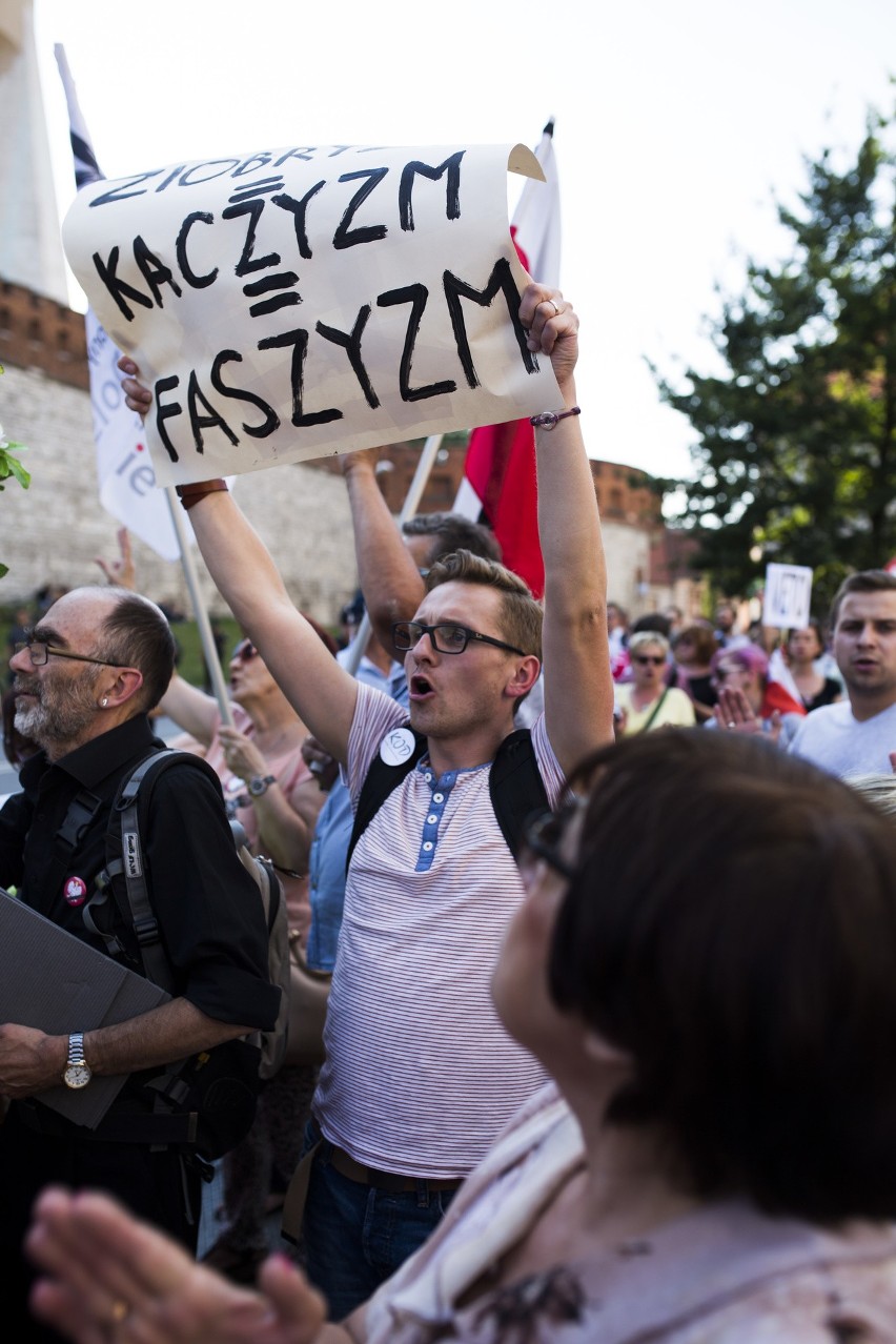 Kolejne protesty pod Wawelem w miesięcznicę pochówku Lecha i...