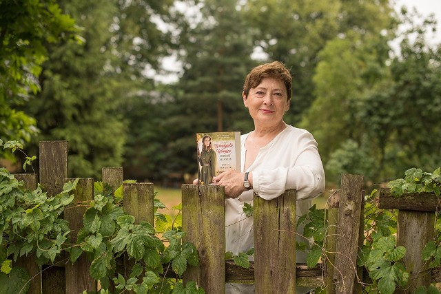 Zofia Mąkosa debiutowała w 2018 roku powieścią „Cierpkie grona”, która otwiera trylogię „Wendyjska winnica".