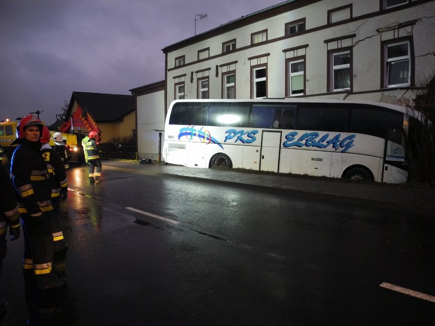 Wyciąganie uszkodzonego autobusu po wypadku w Sianowie