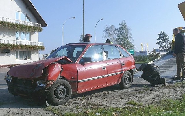 Opel &#8222;dostał&#8221; solidnie, ale kierowca i pasażer wyszli z tego obronną ręką.