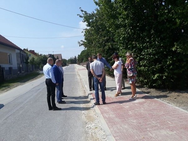 Nowy chodnik w Nowym Dworze w gminie Krasocin – inwestycja zakończona (ZDJĘCIA)
