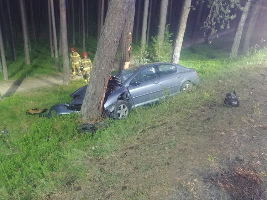 Peugeot zjechał ze skarpy i uderzył w drzewo.