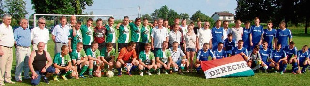 Piłkarze Szreniawy (biało-zielone stroje) i Derecske LSE (granatowe) zagrali już po raz drugi