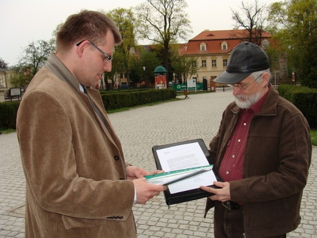 Adam Raciborski (z lewej) i Mirosław Tomicz są zadowoleni z decyzji miejskiej komisji