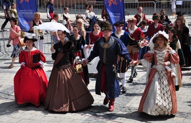 Tak podczas festiwalu prezentowali się tancerze z Sandomierza, Opatowa i Chobrzan.