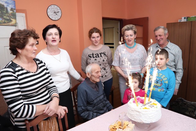 Antoni Zimny (w środku) to najstarszy mieszkaniec gminy Łopuszno. W minioną sobotę świętował 98. urodziny.