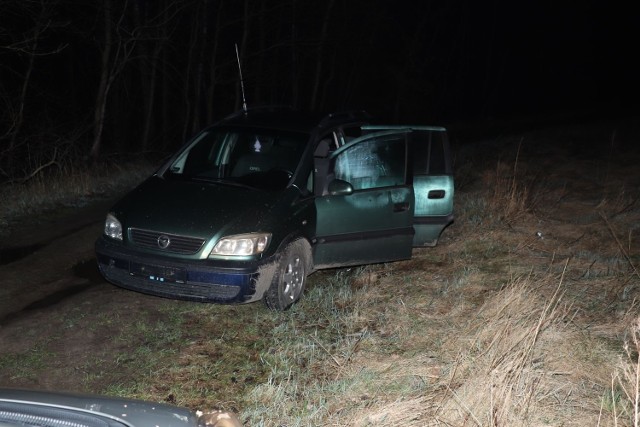 Samochód został odnaleziony na polnej drodze pod lasem