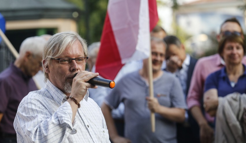 Pod rzeszowskim zamkiem odbyła się demonstracja KOD,...