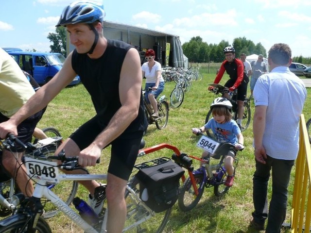 Sobotnia impreza w Brzegach rozpoczęła się do rajdu rowerowego po nowo wytyczonym szlaku rowerowym.