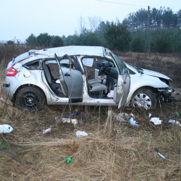 Citroen dwukrotnie dachował podczas sobotniego wypadku, obrażenia odniosły dwie jadące nim osoby.