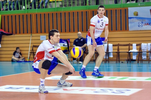 Maciej Pawliński (przy piłce) oraz Wojciech Żaliński (w głębi) będą jednym z byłych zawodników radomskiej drużyny, którzy zagrają w charytatywnych meczach w Pionkach