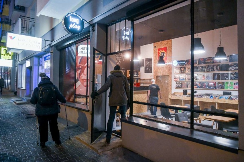 Vinyl Shop & Cafe „Longplay” znajduje się przy ulicy Polnej...