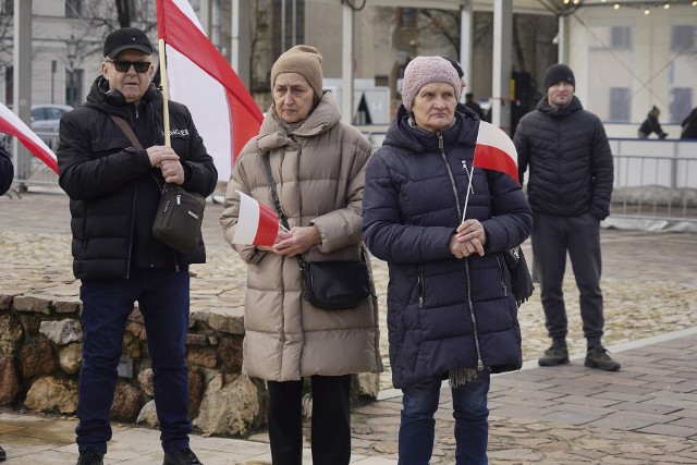 Protest Wolnych Polaków w Olkuszu. Zwolennicy PiS manifestowali na Rynku