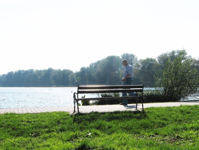 Dziś mogileński park leży nad jeziorem. Radni powiatowi straszą, że będzie leżał nad rzeczką