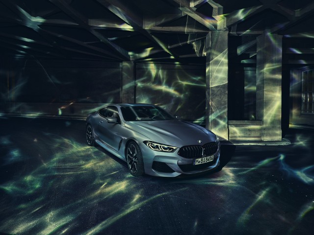 BMW M850i xDrive Coupé First EditionModel z edycji specjalnej jest napędzany 8-cylindrowym silnikiem benzynowym o mocy 530 KM wyposażonym w technologię BMW TwinPower Turbo. Wysokoobrotowy silnik V8 w połączeniu z 8-stopniową sportową skrzynią Steptronic przekazuje moc na drogę dzięki technologii inteligentnego napędu na cztery koła BMW xDrive.Fot. BMW