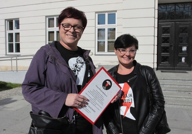 Karolina Skowron (z lewej) i Katarzyna Kołodziejczyk z Radomskiej Inicjatywy Kobiecej zapraszają do udziału we wtorkowej manifestacji wszystkich, którym nie są obojętne zdrowie i prawa kobiet.