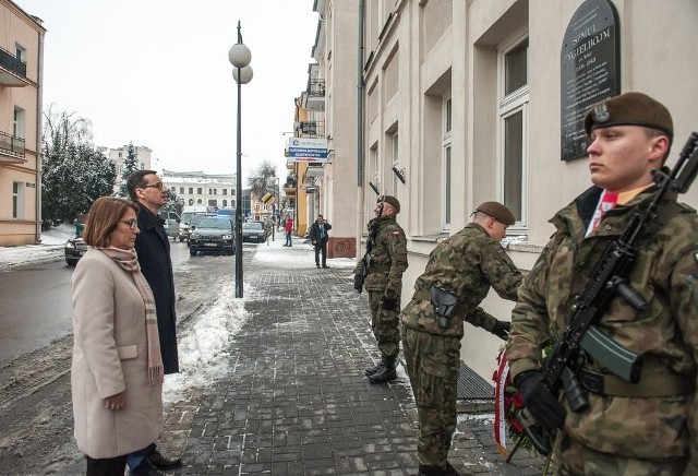 Premier Mateusz Morawiecki i wicemarszałek Sejmu Beata Mazurek składają wieńce pod tablicą Szmula Zygielbojma