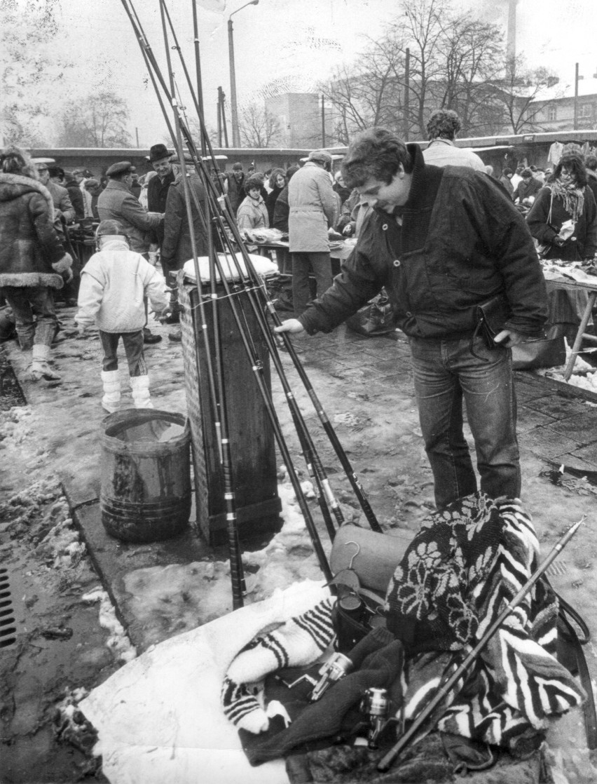 Marzec 1988, stoisko wędkarskie na "szaberplacu" przy ul....