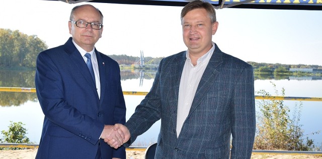 Umowę podpisali burmistrz Krzysztof Obratański i właściciel firmy "Celis" Janusz Kowalczyk