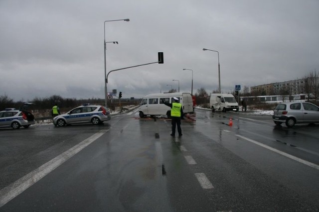 Busem, który na skrzyżowaniu siódemki i ulicy Jastrzębskiej w Szydłowcu jechało około 10 pasazerów.