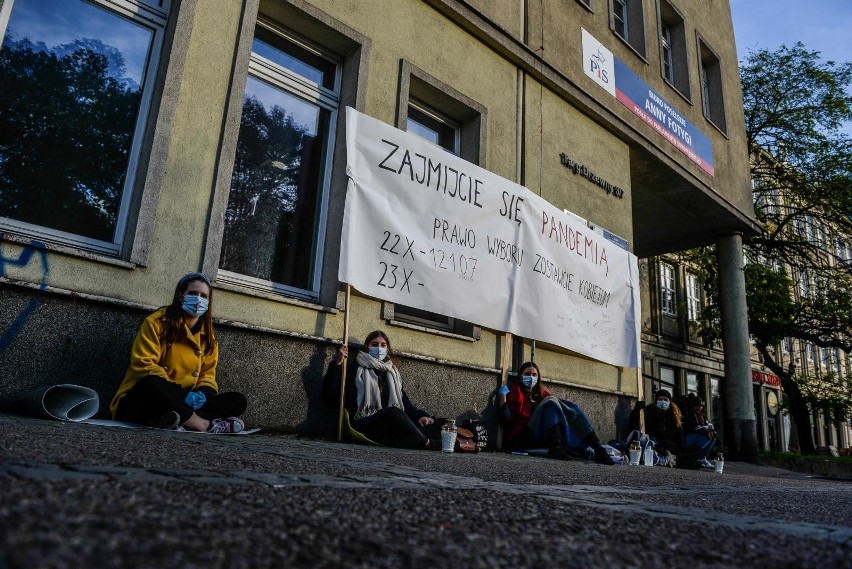 Protestujący przed biurem PiS w Gdańsku
