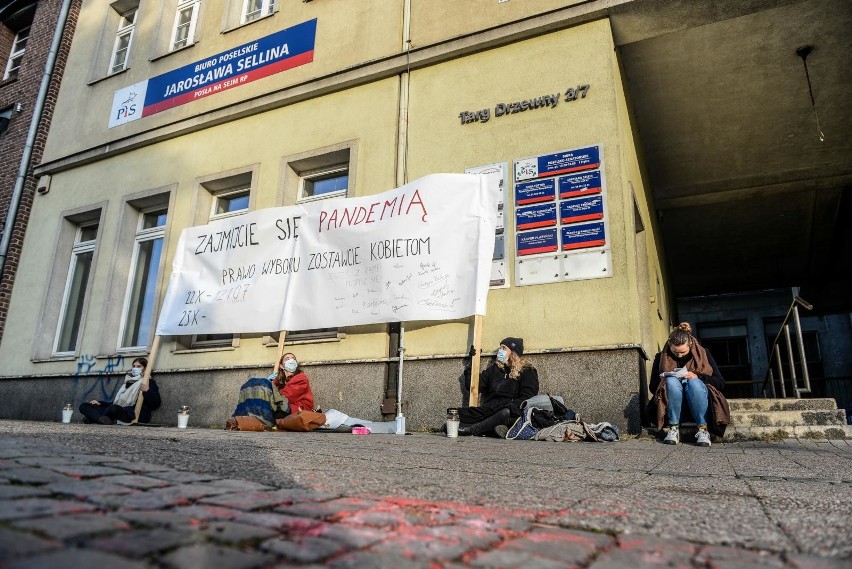 Protestujący przed biurem PiS w Gdańsku